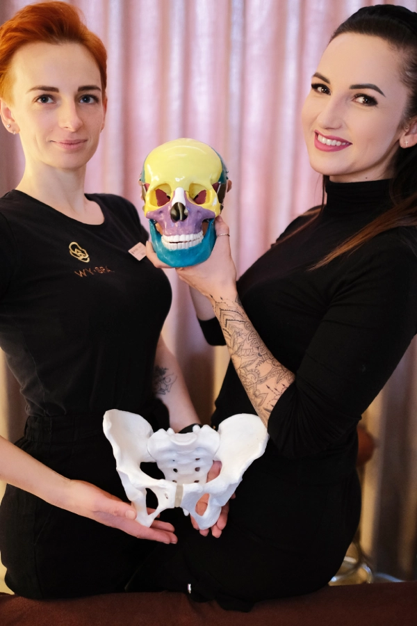 Dwie kobiety z makietą czaszki i miednicy