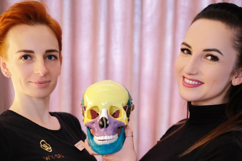 Dwie kobiety z makietą czaszki
